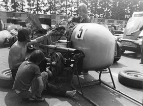Era  (1937) -  Als die Fahrt zum Oldtimer Grand Prix auf dem Nürburgring noch ein Familienausflug war -  Service an einem ERA 1974 im alten, „originalen" Fahrerlager