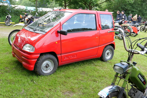 Erad Spacia (1991) – französischer Kleinwagen, der sich auf den Motorradparkplatz verirrt hat – Bockhorner Oldtimermarkt 2024