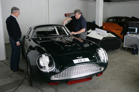 Ercole Spada schaut bei den Vorbereitungsarbeiten zum Vermessen des Aston Martin DB4 GT Zagato zu
