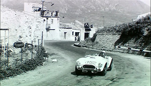 Erfahrungen für das Daytona Coupe wurden mit den älteren Cobra Roadsters an der Targa Florio gemacht - Standbild aus dem Film The Snake and the Stallion