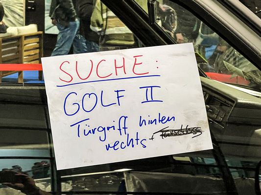 Erfolgreiches Inserat: Per Fensterzettel warb Golf-II-Besitzer Silas Behling bei den Messebesuchern um Ersatzteile – mit Erfolg, wie angelieferte Türgriffe und Rückleuchten beweisen.