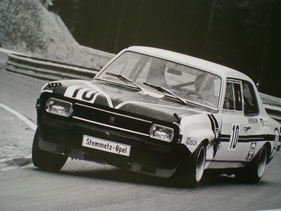 Erfolgsauto - Steinmetz-Commodore GS mit Gesamtsieger Hans-Joachim Stuck beim Opel-Rennen 1971 am Nürburgring im Hatzenbach-Kurvengeschlängel
