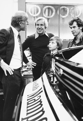 Erfolgsgemeinschaft - Kranefuss 1978 mit Zakspeed-Chef Erich Zakowski und Berater Dieter Glemser am neuen Turbo Capri. Zak-Sohn Peter, 11 Jahre, lauscht andächtig.