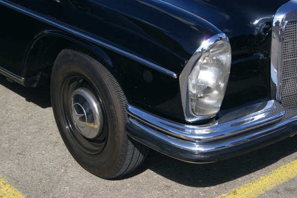 Erfreulich schlichter W108 mit "Kirchenfenstern" und ohne Radlaufchrom oder Radzierringe – Albisgütli Classic Cars & Bikes September 2022