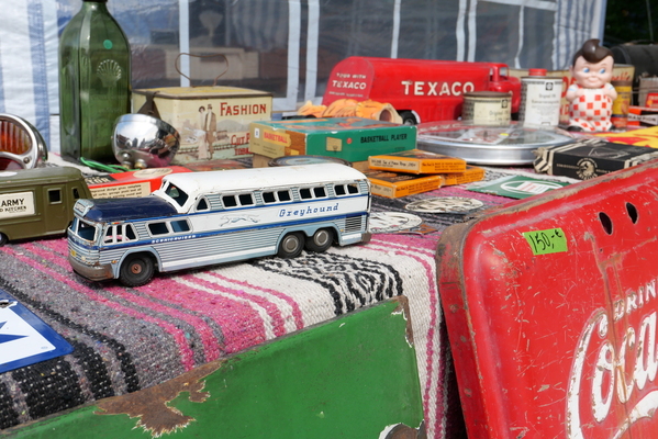 Bild Erfreut das Herz des Modellautosammlers: grosser Greyhound-Bus aus Blech – Bockhorner Oldtimermarkt 2024