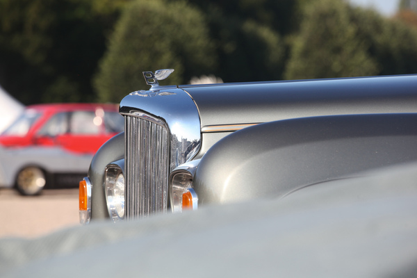 Erhabene Front eines Bentley - Classic-Gala Schwetzingen 2021