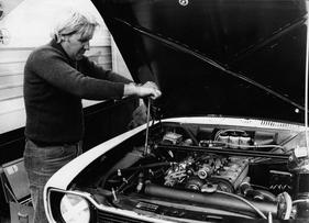 Erich Zakowski: «Es war ganz normal, dass ich mitgeschraubt habe. 1974 waren wir ja noh eine kleine Truppe mit wenigen Leuten» - Foto aus dem Buch «Zakspeed - mehr als nur ein Rennteam»