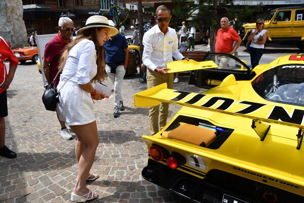 Image: Erik Comas shows jury member Alessia Ombrella the trunk