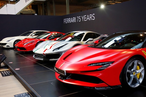 Erinnerung an die vorangehende Sonderschau 75 Jahre Ferrari - Sonderschau Supercars 2 in der Autoworld Brüssel 2022/2023