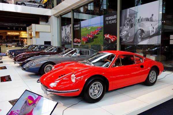 Erinnerung an die vorangehende Sonderschau 75 Jahre Ferrari - Sonderschau Supercars 2 in der Autoworld Brüssel 2022/2023