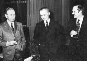 Ernst Fuhrmann (Mitte) wurde 1972 der erste Vorstandsvorsitzende der Porsche AG. Flankiert wird er von Ferry Porsche (links) und Finanzvorstand Heinz Branitzki