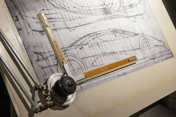 Eröffnung der Monteverdi-Ausstellung und der erneuerten Strassenverkehrshalle im Verkehrshaus Luzern - Entwurf eines MItelmotorsportwagens