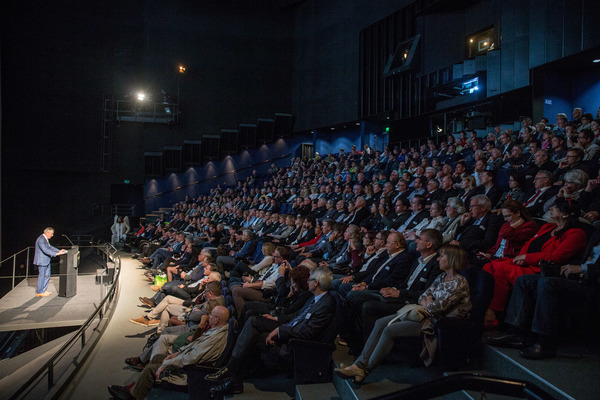 Eröffnung der Monteverdi-Ausstellung und der erneuerten Strassenverkehrshalle im Verkehrshaus Luzern - Paul Berger begrüsst die Leute im Imax-Kino