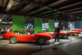 Eröffnung der Monteverdi-Ausstellung und der erneuerten Strassenverkehrshalle im Verkehrshaus Luzern - auch das Coupé 375 S wird gereinigt
