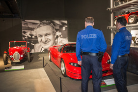 Eröffnung der Monteverdi-Ausstellung und der erneuerten Strassenverkehrshalle im Verkehrshaus Luzern - auch die Hüter des Gesetztes haben am schnellen Monteverdi Hai 650 F1 Freude