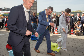 Eröffnung der Monteverdi-Ausstellung und der erneuerten Strassenverkehrshalle im Verkehrshaus Luzern - bei der Eröffnung liefert sich die Prominenz ein Rennen mit Holzautos