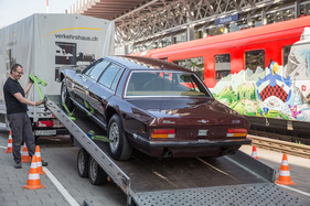 Eröffnung der Monteverdi-Ausstellung und der erneuerten Strassenverkehrshalle im Verkehrshaus Luzern - der Monterverdi 375/4 wird abgeladen