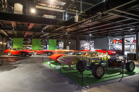 Bild Eröffnung der Monteverdi-Ausstellung und der erneuerten Strassenverkehrshalle im Verkehrshaus Luzern - dreimal Monteverdi Hai - Fahrgestell, Holznegativform und Mittelmotorcoupé im fertigen Zustand
