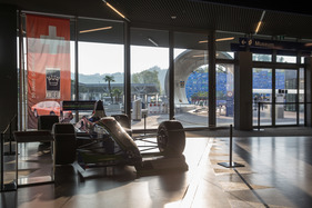Eröffnung der Monteverdi-Ausstellung und der erneuerten Strassenverkehrshalle im Verkehrshaus Luzern - ein zweiter Formel 1 im Eingangsbereich