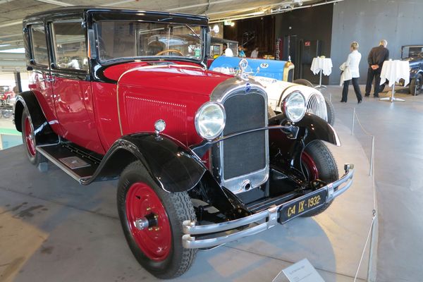 Eröffnungsfeier der Citroën-Ausstellung im Pantheon Basel – Die eingeladene Gäste beim Besuch der Sonderausstellung Citroën C4 von 1932