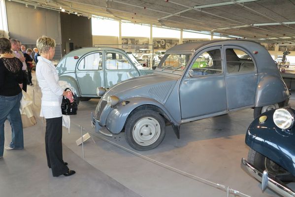 Eröffnungsfeier der Citroën-Ausstellung im Pantheon Basel – Die eingeladene Gäste beim Besuch der Sonderausstellung