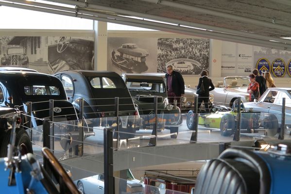 Bild Eröffnungsfeier der Citroën-Ausstellung im Pantheon Basel – Die eingeladene Gäste beim Besuch der Sonderausstellung