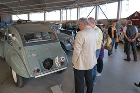 Eröffnungsfeier der Citroën-Ausstellung im Pantheon Basel – Die eingeladenen Gäste bewundern den 2CV Sahara 4x4 Eröffnungsfeier der Citroën-Ausstellung im Pantheon Basel – Die eingeladenen Gäste bewundern den 2CV Sahara 4x4