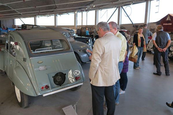 Bild Eröffnungsfeier der Citroën-Ausstellung im Pantheon Basel – Die eingeladenen Gäste bewundern den 2CV Sahara 4x4