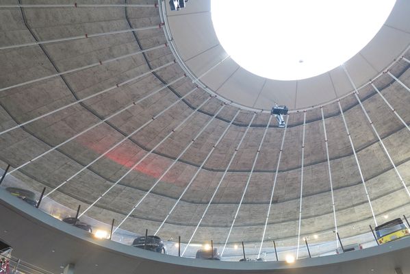 Eröffnungsfeier der Citroën-Ausstellung im Pantheon Basel – Kreisrunde Form der Halle mit ganz rechts einem seltenen Méhari 4x4