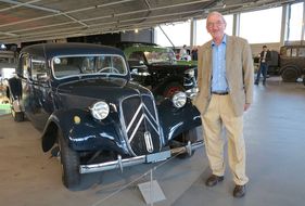 Eröffnungsfeier der Citroën-Ausstellung im Pantheon Basel – Louis Burnens, Präsident Citroën 34-57 Club vor dem 11 BN Commerciale 1956 von Josef Mehri Eröffnungsfeier der Citroën-Ausstellung im Pantheon Basel – Louis Burnens, Präsident Citroën 34-57 Club vor dem 11 BN Commerciale 1956 von Josef Mehri