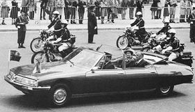 Eröffnungsfeier der Citroën-Ausstellung im Pantheon Basel – Mai 1972, Präsident Pompidou empfängt Queen Elisabeth mit dem SM Présidentielle