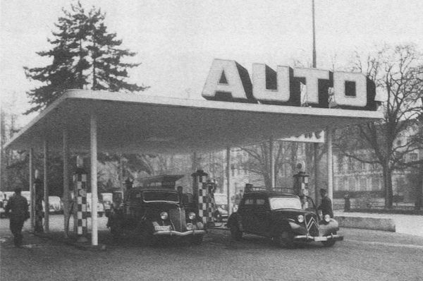 Eröffnungsfeier der Citroën-Ausstellung im Pantheon Basel – Schwarzweiss Bild mit Citroën im Pantheon ausgestellt