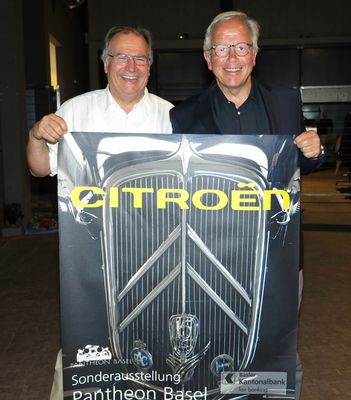 Bild Eröffnungsfeier der Citroën-Ausstellung im Pantheon Basel – Stephan Musfeld (links) und Hans Berchtold mit dem Sonderausstellung-Plakat