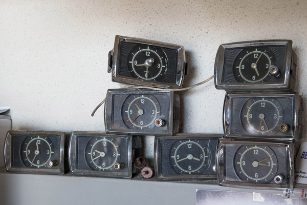 Ersatz-Uhren vor der Aufarbeitung - Einblicke in die Arbeit der Ponton-Manufaktur