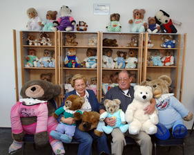 Ersatzeltern - Margarethe und Peter Rumpfkeil kümmern sich heute um die Bärensammlung der Emdes Ersatzeltern - Margarethe und Peter Rumpfkeil kümmern sich heute um die Bärensammlung der Emdes