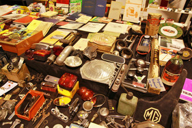 Ersatzteil-Vielfalt - ob MG oder Mercedes, hier findet man etwas, aber vielleicht nicht das, was man suchte (Bremen Classic Motorshow 2018)