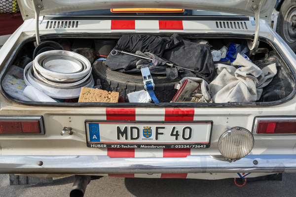 Bild Ersatzteile im Kofferraum des Ford Escort - Ankunft in Luzern - Peking to Paris Motor Challenge 2025