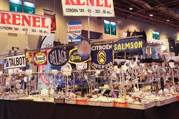 Ersatzteile und Schilder zu französischen Marken - Rétromobile 2015