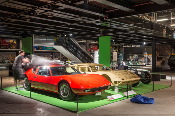 Erst am 12 April zur feierlichen Eröffnung wird er früh morgens wieder abgedeckt.