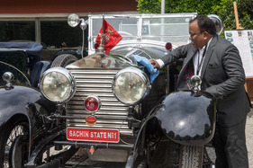 Erst im Verhältnis zu einem Menschen wird klar, wie gross Luxuswagen vor dem Krieg wirklich waren Erst im Verhältnis zu einem Menschen wird klar, wie gross Luxuswagen vor dem Krieg wirklich waren