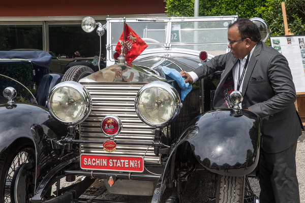 Erst im Verhältnis zu einem Menschen wird klar, wie gross Luxuswagen vor dem Krieg wirklich waren