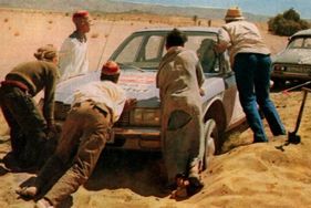 Erst mit "Hau-Ruck" wurde der Wankel aus seiner Flugsand-Umklammerung befreit, nachdem weder die eigenen 115 PS noch der Citroën-Schlepp es geschafft haben - NSU RO 80 kontra Citroën DS 21 im hobby Super-Test in Afrika (1968)