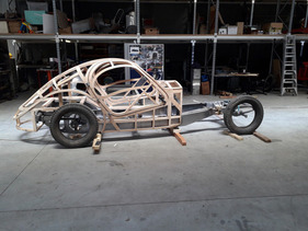 Erste Stellprobe von Fahrgestell und Karosserieskelett