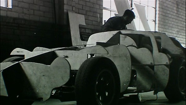 Erster Karosserie-Prototyp des Daytona Coupes in Holz - Standbild aus dem Film The Snake and the Stallion