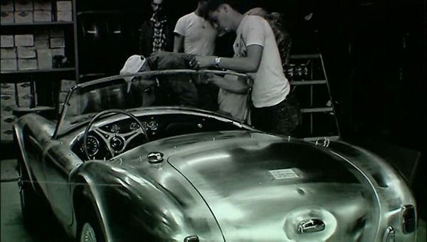 Erstes Chassis der Shelby Cobra - Standbild aus dem Film The Snake and the Stallion