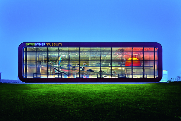 Erwin Hymer Museum beleuchtet bei Dämmerung