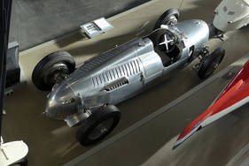 Erwin Komenda hat die Karosserie erkennbar auf eine kleine Stirnfläche und damit auf minimalen Luftwiderstand ausgelegt