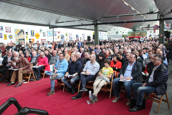 Es braucht gute Augen und Konzentration, um die Bieter im langen Raum zu entdecken - Versteigerung Oldtimer Galerie in Toffen am 26. November 2016