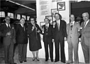 Es darf angestossen werden - Francois Peyrot, Präsident des Organisationskomitees, und Rudolf Huser, Salon-Präsident, zeigen den Politikern die Zubehör-Ausstellung - Genfer Automobilsalon 1976