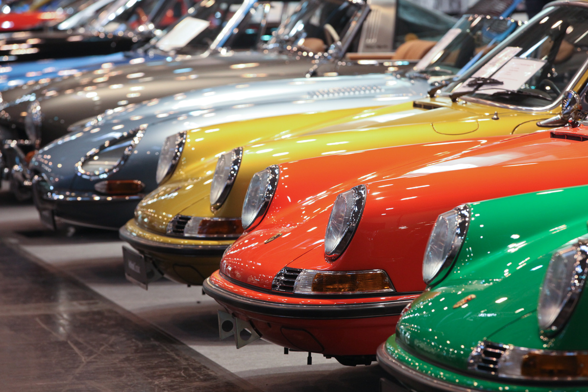 Es darf auch einmal etwas farbiger sein, zum Beispiel mit Porsche 911 der Sechziger- und Siebzigerjahre - Techno Classica Essen 2019